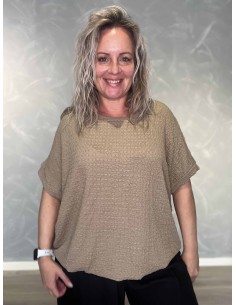 Taupe bluse i 95% viskose og 5% elastan med struktur og elastik i bund – TIPPY Collection TIPPY