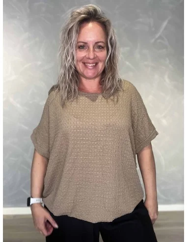 Taupe bluse i 95% viskose og 5% elastan med struktur og elastik i bund – TIPPY Collection TIPPY