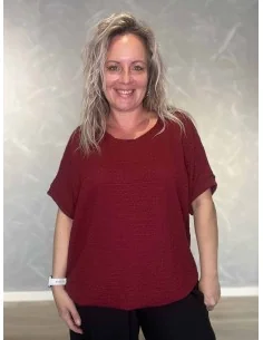 Bordeaux bluse i 95% viskose og 5% elastan med struktur og elastik i bund – TIPPY Collection TIPPY