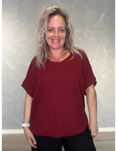 Bordeaux bluse i 95% viskose og 5% elastan med struktur og elastik i bund – TIPPY Collection TIPPY