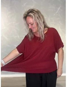 Bordeaux bluse i 95% viskose og 5% elastan med struktur og elastik i bund – TIPPY Collection TIPPY 2