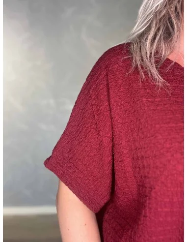 Nærbillede af struktur på viskose og elastan bluse – TIPPY