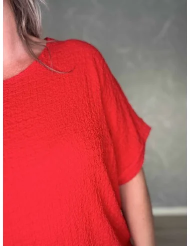 Nærbillede af struktur på viskose og elastan bluse – TIPPY