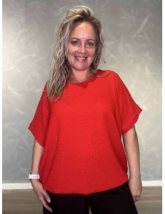 Rød bluse i 95% viskose og 5% elastan med struktur og elastik i bund – TIPPY Collection TIPPY