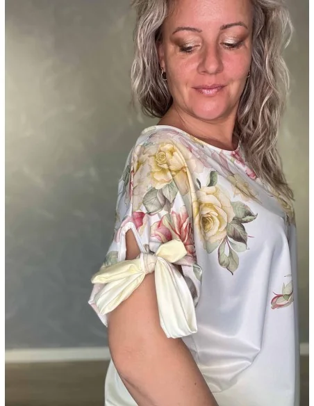 Blomsterprint og sløjfer på gul bluse – TIPPY