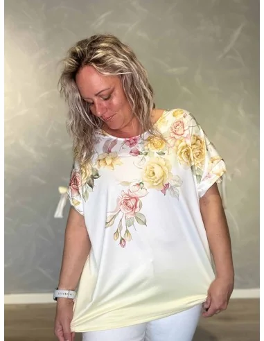 Nærbillede af blomsterprint på bluse i polyester og elastan – TIPPY