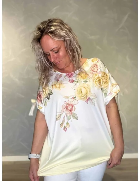 Nærbillede af blomsterprint på bluse i polyester og elastan – TIPPY