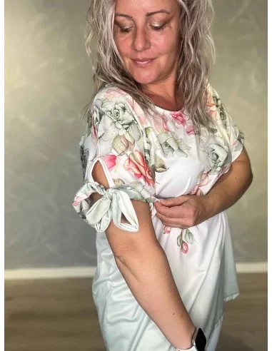 Blomsterprint og sløjfer på grøn bluse – TIPPY