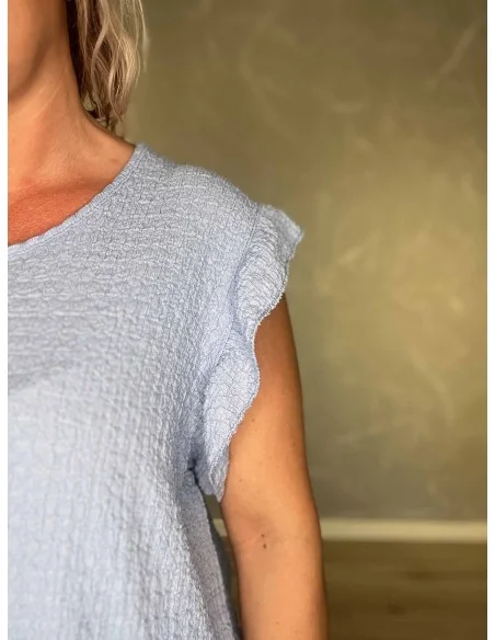 Nærbillede af struktur og flæseærme på viskosebluse – TIPPY Italian Select