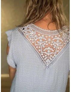 Sky bluse i 50% viskose og 50% polyester med struktur og rygdetalje – TIPPY Italian Select 2
