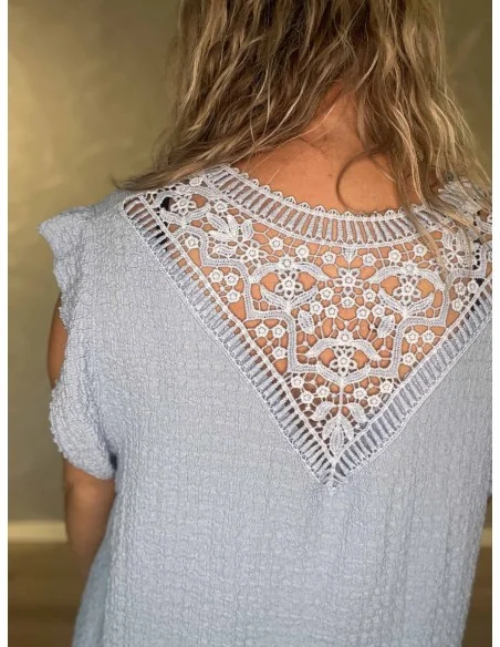 Bagside af sky bluse til kvinder med blondedetalje – TIPPY Italian Select