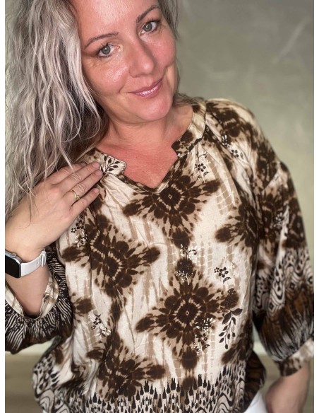 V-udskæring og blomsterprint på brun bluse – TIPPY Collection