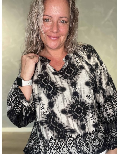 V-udskæring og blomsterprint på sort/hvid bluse – TIPPY Collection