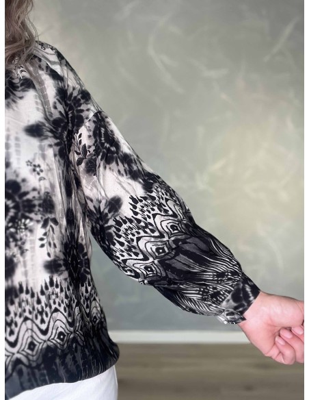 Nærbillede af ballonærme på viskose bluse – TIPPY Collection