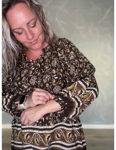 Nærbillede af ballonærme og print på viskose bluse – TIPPY Collection