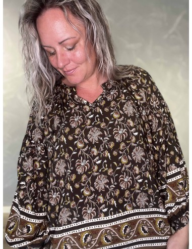 V-udskæring og blomsterprint med bort på brun bluse – TIPPY Collection"