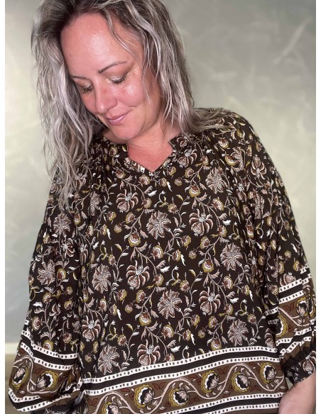 V-udskæring og blomsterprint med bort på brun bluse – TIPPY Collection"