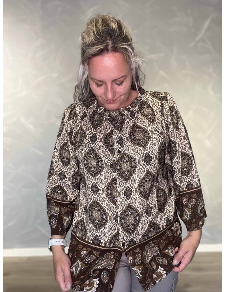 Nærbillede af brunt paisleyprint på råhvid viskoseskjorte – TIPPY