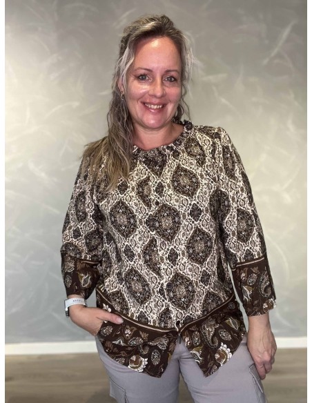 Brun og råhvid skjorte i viskose med paisleyprint og frynsekrave – TIPPY Collection TIPPY