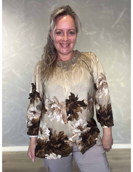 Beige skjorte i viskose med store blomster og frynsekrave – TIPPY Collection TIPPY