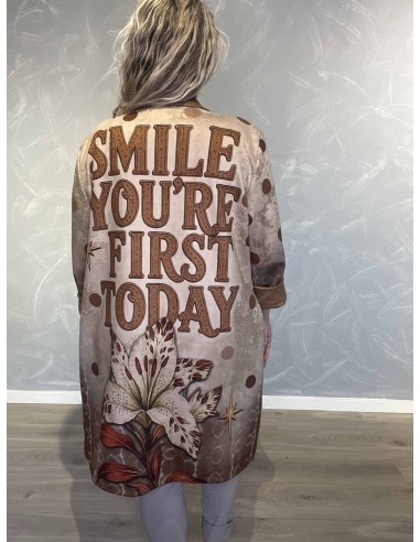 Bagside af beige og brun lang jakke med stort tekst- og blomstermotiv til kvinder – TIPPY