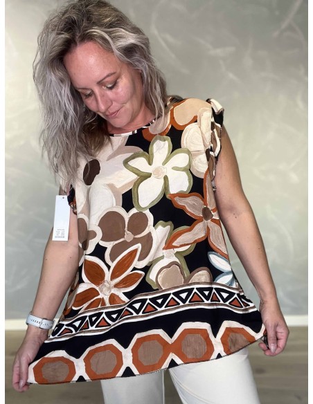 Nærbillede af grafisk blomsterprint på viskose top – TIPPY