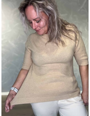 Rib kanter på beige kortærmet finstrik – TIPPY