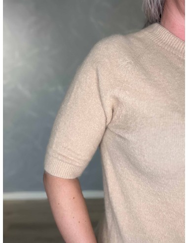 Nærbillede af finstrikket struktur på beige alpaka strik – TIPPY