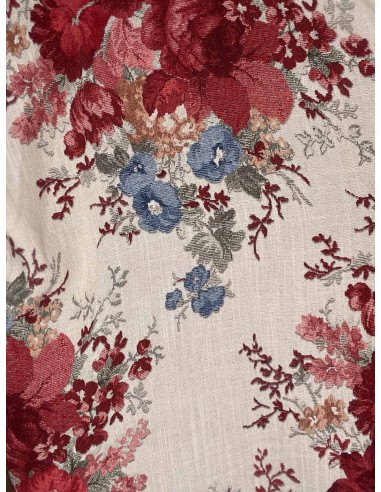 Nærbillede af blomsterprint på viskose bluse – TIPPY