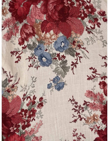 Nærbillede af blomsterprint på viskose bluse – TIPPY