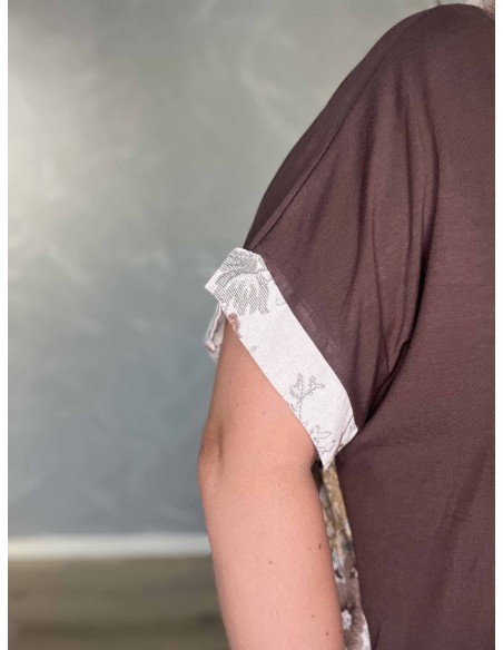 Blomsterprint med korsstingslook på ærmet på brun bluse – TIPPY