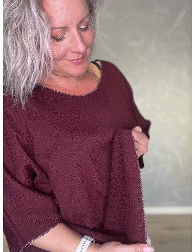Nærbillede af struktur på viskosebluse med elastan – TIPPY