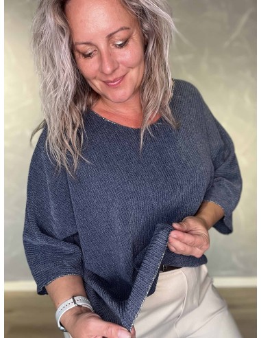 Nærbillede af struktur på jeansblå viskosebluse – TIPPY