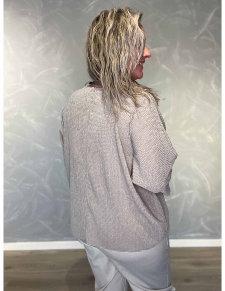 Bagside af sandfarvet oversize bluse til kvinder – TIPPY