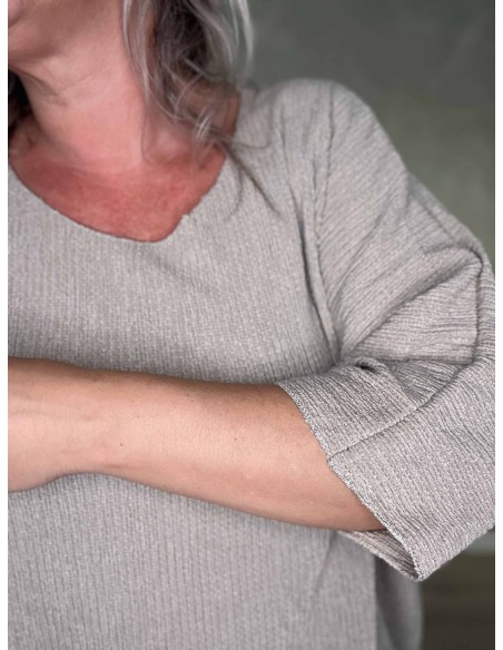 Sandfarvet oversize bluse med sølvkanter | TIPPY