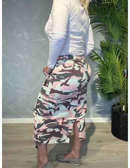 "Detalje af elastik i siderne og lynlås/knap lukning"