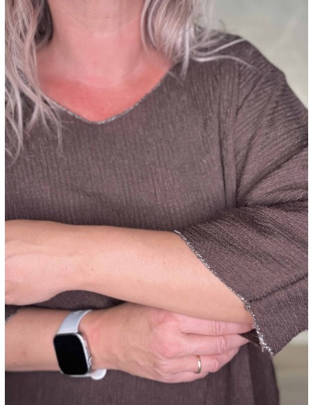 Sølvkant ved hals og ærmer på brun oversize bluse – TIPPY