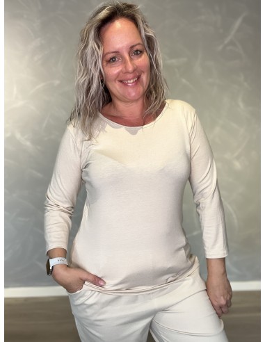 Sand T-shirt i 95% viskose og 5% elastan med 3/4-ærmer – TIPPY Collection”