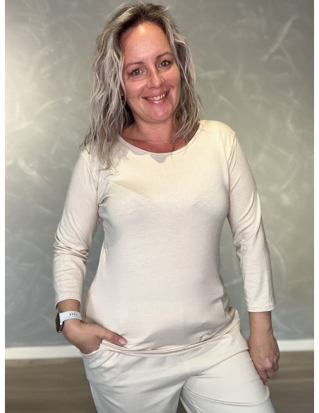 Sand T-shirt i 95% viskose og 5% elastan med 3/4-ærmer – TIPPY Collection”