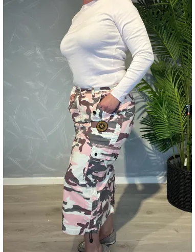 Nærbillede af de påsyede lapper og lommernes detaljer