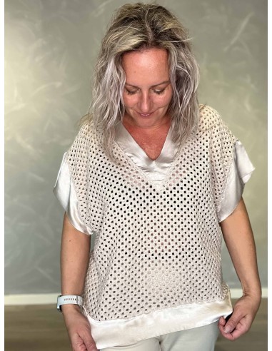 Blank satinkant på råhvid hulstrikket bluse – TIPPY