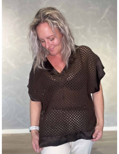 Blank satinkant på brun hulstrikket bluse – TIPP