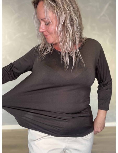 Nærbillede af strækbart materiale på brun viskose T-shirt – TIPPY