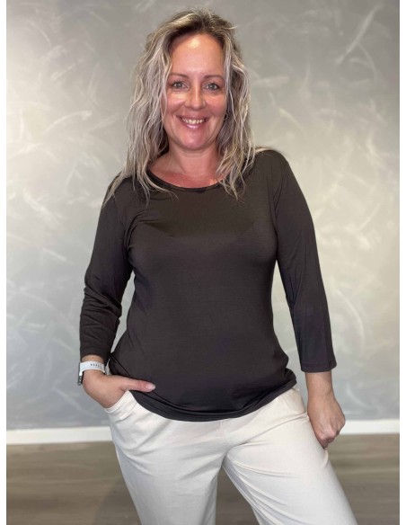 Brun T-shirt i 95% viskose og 5% elastan med 3/4-ærmer – TIPPY Collection
