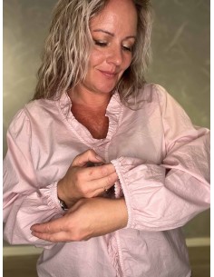 Rosa bluse i bomuld med flæsestolpe – TIPPY Collection 2