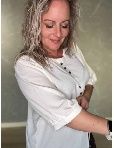 Råhvid bluse i polyester og elastan med tre sæt kontrastknapper – Design by TIPPY 2