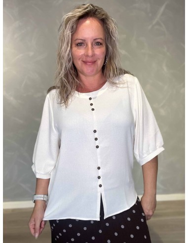 Råhvid bluse i polyester og elastan med tre sæt kontrastknapper – Design by TIPPY