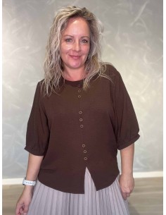 Brun bluse i polyester og elastan med tre sæt kontrastknapper – Design by TIPPY