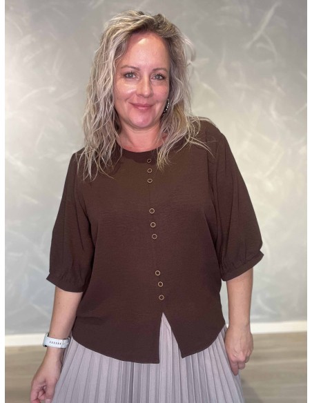 Brun bluse i polyester og elastan med tre sæt kontrastknapper – Design by TIPPY