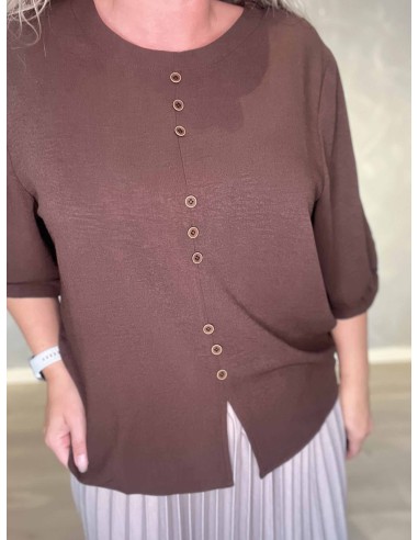 Tre sæt mørke knapper på brun bluse – TIPPY